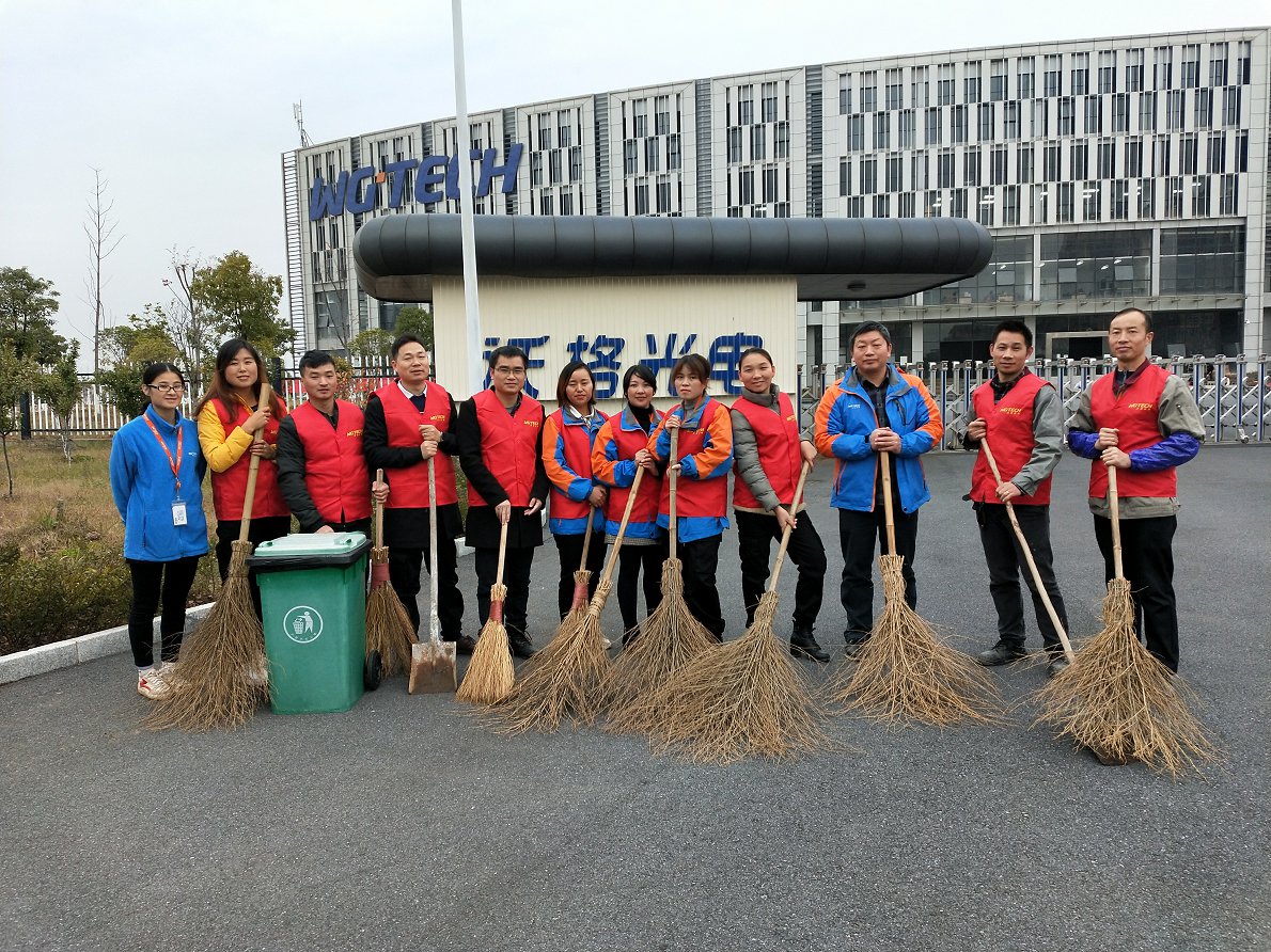 创建全国文明城，在职党员先锋行，公司党支部积极组织党员志愿者开展创城环境卫生大扫除活动